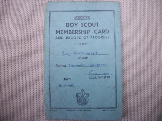 1945 DATED UK BOY SCOUT MEMBERSHIP CARD & BADGE