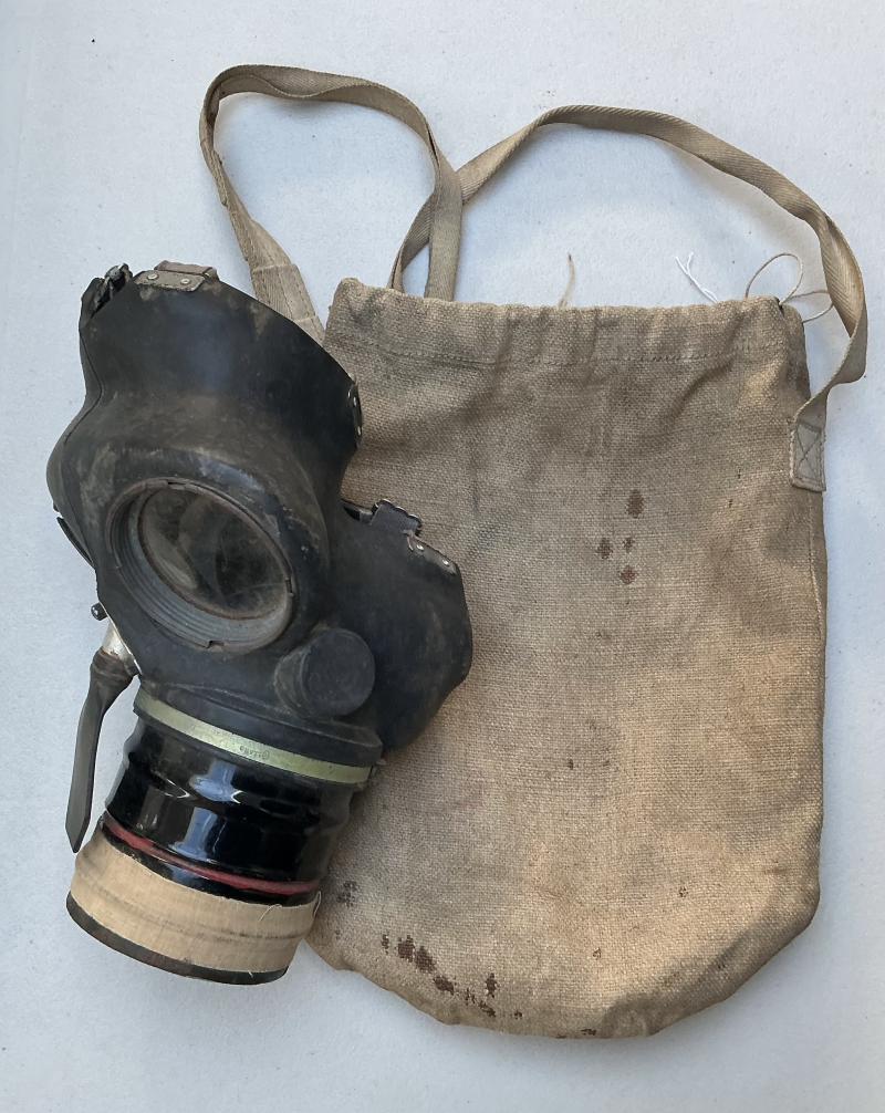 NAMED WW2 NURSES GAS MASK & BAG