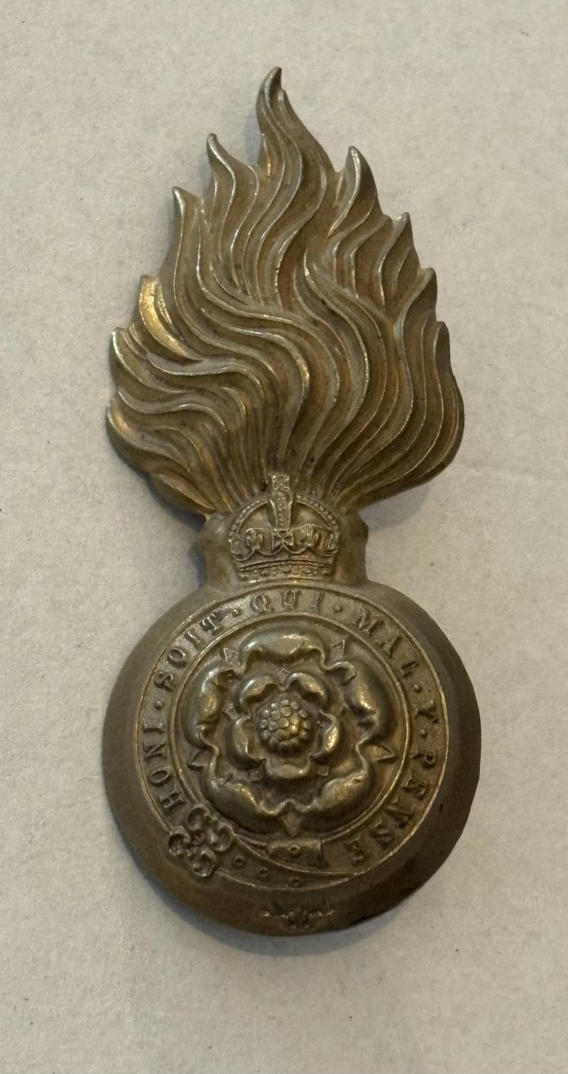 WWI / WW2 ROYAL FUSILIERS BUSBY BADGE